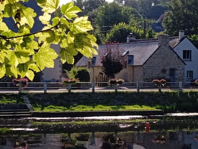 Village Saint Nicolas des Eaux bord rivière